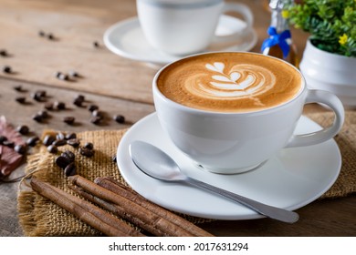 Café cappuccino en un hermoso vaso sobre la mesa, concepto favorito de taza de café.