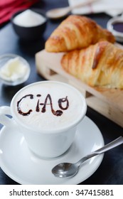 Cappuccino Decorato E Croissant