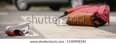 Geschwindigkeit und Kinder überqueren Straßenschild auf einer Landstraße