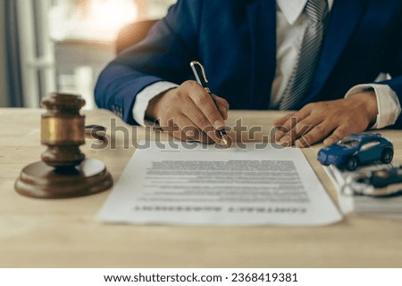 Car accident and hammer case on table or bail court case, judge decides, dispute over car seizure, car bail. Lawyers service concept. Trial in civil court Foto stock © 