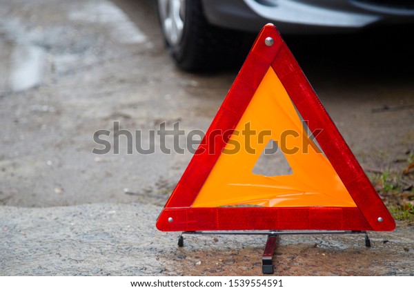 Car\
accident. Installation of an emergency\
sign.
