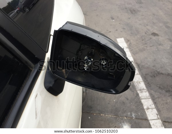 Car accident with wing\
mirror broken