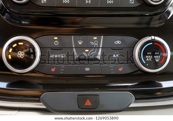 car air conditioning\
control panel