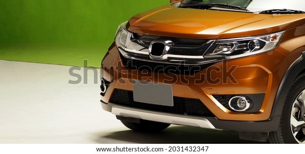 Car
body Parts side view. Automotive car parts such as window wheel
tire headlight side mirror side shots shooting from front and rear
view in studio. for use in automobile industry. 
