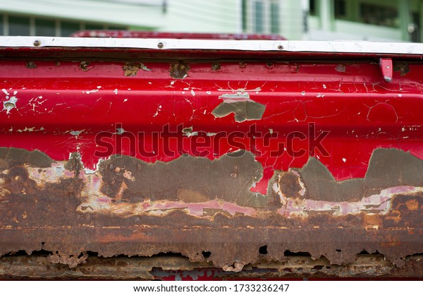The car body is peeling and peeling off, the car\
body is rusty.