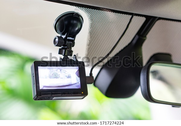 car camera video recorder to capture and record\
traffic pedestrian and potential road accident, technology recorder\
device capturing video of front of vehicle automobile crash safety\
proof evidence