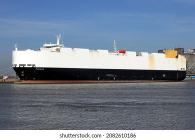 The car carrier Parana will be in the port of Emden on October 9, 2021.