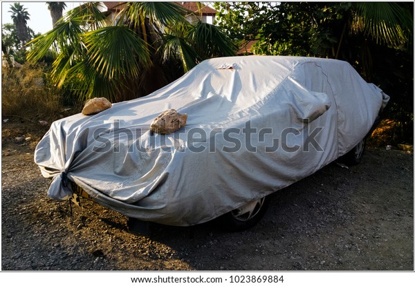 The car
is covered with awning. It is pressed by two cobblestones, so that
the canopy does not blown away by the
wind.