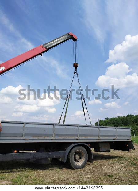 The car crane transports the metal profile from the\
car body.