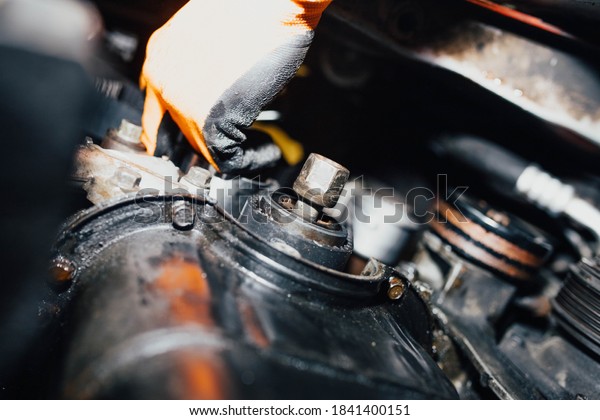 car crankshaft pulley,\
engine repair.