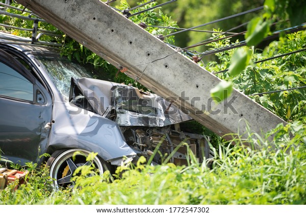 Car crash pole,the image of car crashes into\
electricity pole