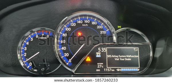 Car dashboard with air bag error message prompt\
driver to go workshop