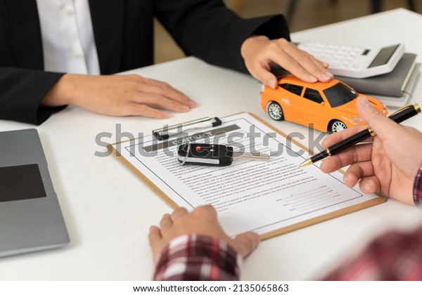 Car dealerships offer car title contracts\
for interest rates at their office\
desks.