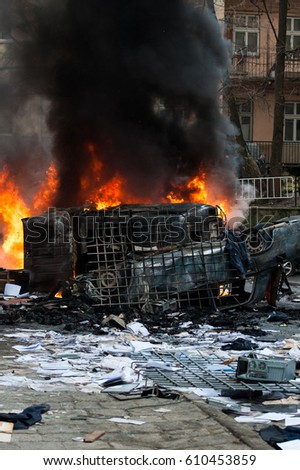 car destroyed and set on fire during the riots. city center. clouds of smoke Foto stock © 