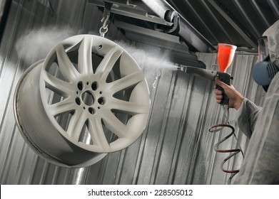 Car diskna restoration painting in service stations. Master paint spraying powder paint