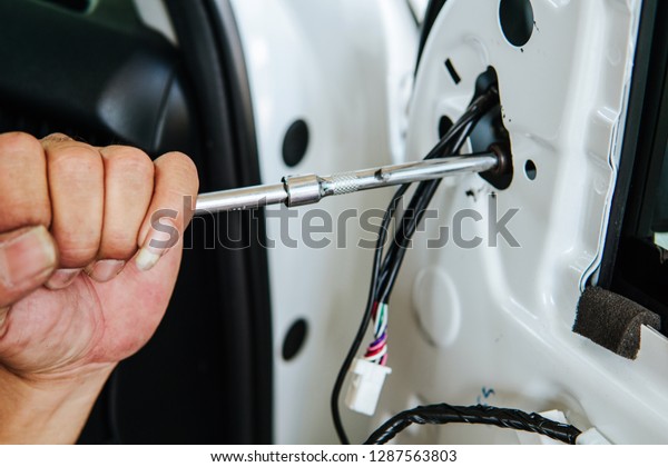 Car drills\
are turning the car door repair\
knot.