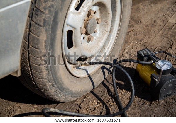 car electric pump\
filling the tire air
