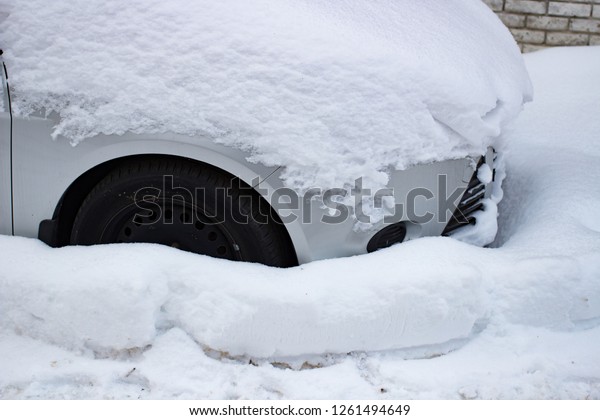 The car filled up by\
snow in the daytime