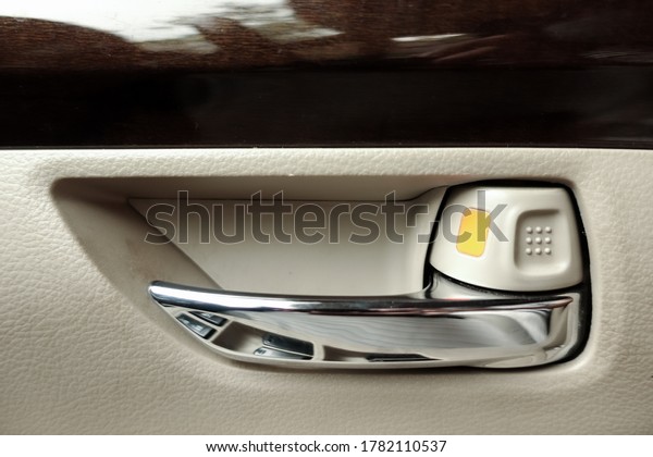 Car front right door\
pad handle unlocked