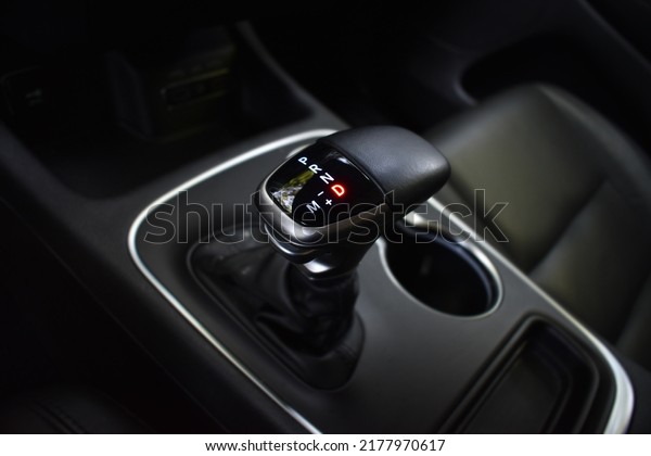 Car gearbox\
shift handle stick in Drive\
position