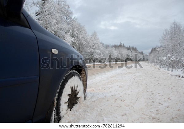 car got stuck in the\
snow