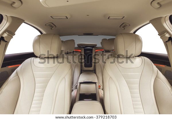 車内高級シート 名声の高い現代車の内装 革張りの快適なシート 白い背景にベージュコックピット の写真素材 今すぐ編集