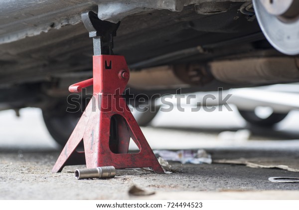 Car jack\
stand