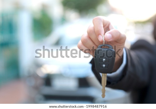 Car keys, banks\
with low interest car loans