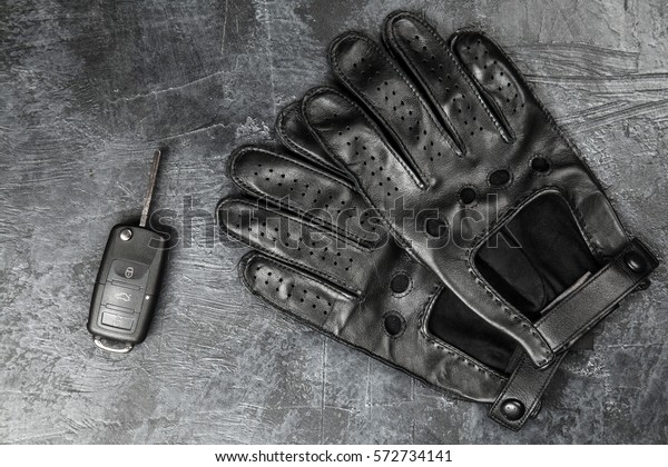 Car keys and driving\
gloves
