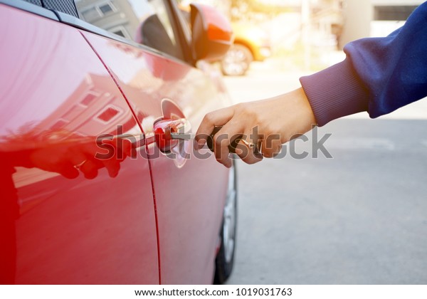 The car keys\
are in hand and are opening\
doors.