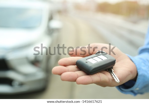 \
Car keys in the hands\
of businessmen