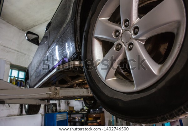 Car lift in the\
automotive workshop\
close-up