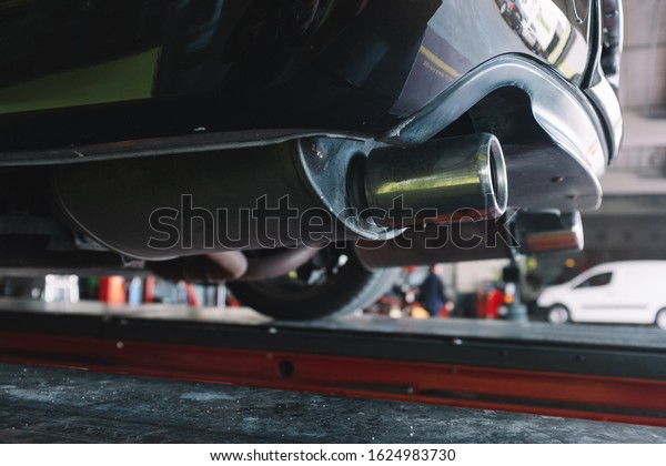 Car maintenance in mechanical\
workshop.Focus selective. Concept car repair,\
maintenance