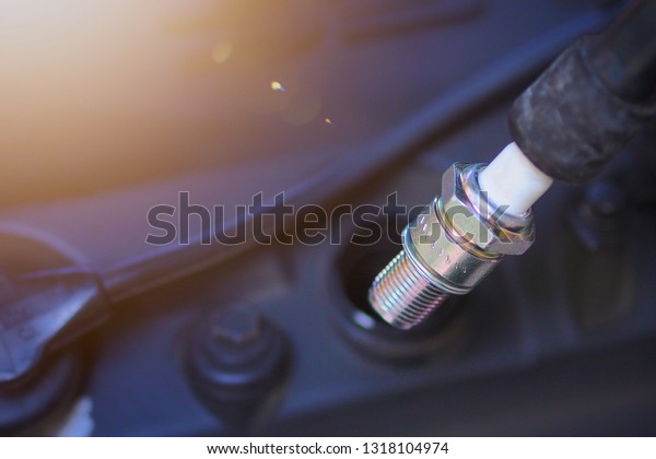 Car maintenance, spark plugs of damaged cars Must\
change the new spark plug