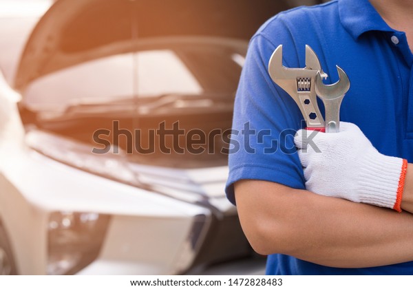 Car mechanic In the blue dress, come to\
repair the car and check the order of the\
car.