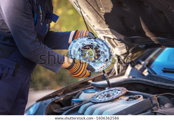 Car mechanic is changing\
clutch.