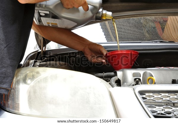 Car mechanic : engine oil
change 