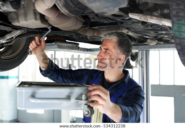 Car\
mechanic lists the engine oil in the car\
services.