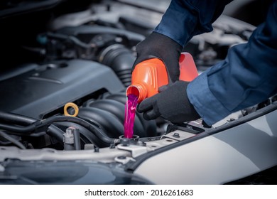 Automechaniker Open-Car Haube Reparatur System zur Überprüfung der Öl-Motor-Ebene für die Nachfüllung Super Coolant und sauber in der Garage Service.