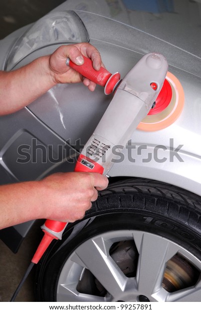 car mechanic polishes\
the auto paint