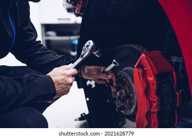 Automechaniker reparieren Autobremsen im Kfz-Service