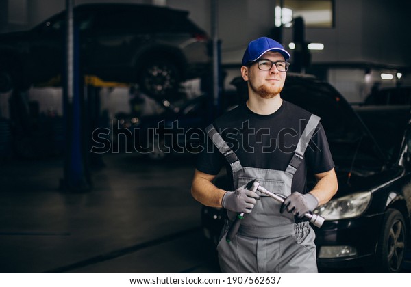 Car mechanist making car\
service