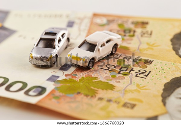 Car model and Korean\
paper currency