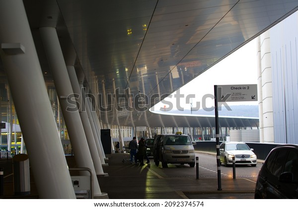 Car park at check in entrance\
at Zürich Airport on a foggy winter noon with white porch roof and\
white pillars. Photo taken December 17th, 2021, Zurich,\
Switzerland.