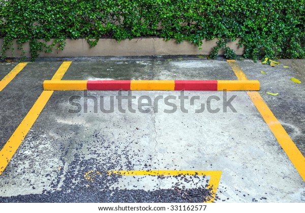 Car park line yellow\
symbol