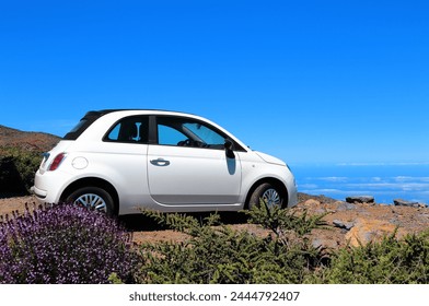 Aparcamiento en el borde de la carretera, Isla La Palma, Islas Canarias, España, Europa.  
Fiat 500 estacionado cerca del Rogue de Los Muchachos, a una altura de más de 2000m. Mar de nubes en el horizonte.