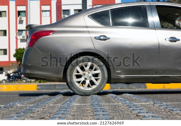 The car passes an artificial roughness on the
road, focus on the
roughness