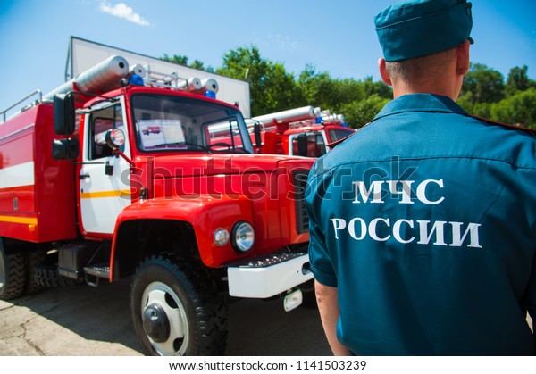 Car pool with fire engines of fire department.\
Translation: \