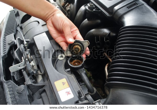 Car radiator system Maintenance of opening the\
radiator cap Car cooling\
system.