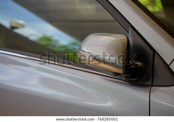 Car\
rear view mirror  folding when car stops and\
parking